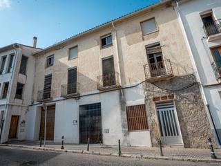 Edificio  Calle de la iglesia. Si lo que buscas es espacio, buena ubicación y un proyecto con f