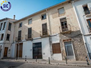 Edificio  Calle de la iglesia. Si lo que buscas es espacio, buena ubicación y un proyecto con f