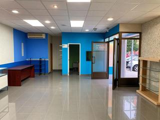 Location Local commercial  Calle de la baixada dels magraners. Local de 90 m con 2 escaparates en av. josé vidal canet  carcaix