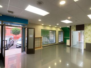 Miete Geschäftsraum  Calle de la baixada dels magraners. Local de 90 m2 con 2 escaparates en av. josé vidal canet  carcai