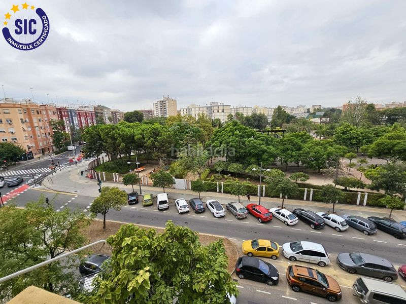 Piso  Calle archiduque carlos. Venta de nuda propiedad con vistas al parque del oeste
