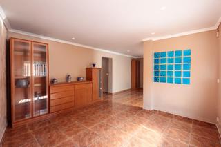 Casa  Barrio de la ollería. Vivienda amplia y luminosa ubicada en un barrio tranquilo de rib