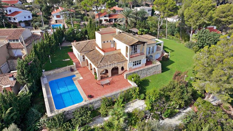 Foto 6f2cc1f2-3acd-4639-a625-0e5f0dd0175e. Chalet en calle baladre del 4 villa de lujo en el respirall valencia en Alzira