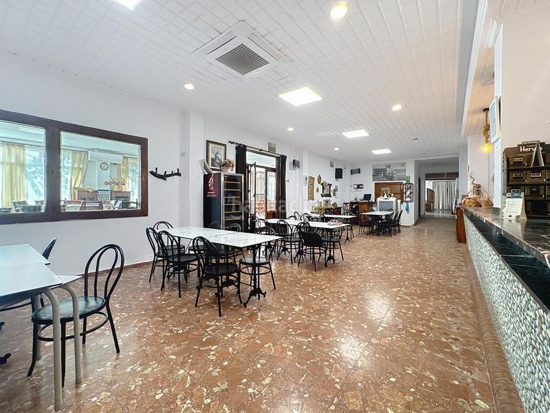 Foto d74af806-cea0-4806-a6e5-a2fb60caea6a. Traspàs local comercial a avenida de las gaviotas 72 a Valencia