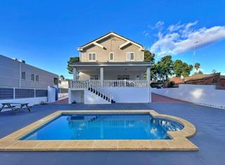 Chalet à Olimar-Carambolo-Atalaya de Levante. Tu nuevo hogar en atalaya del levante confort, amplitud y piscin