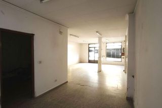 Rent Business premise in Calle jose vidal canet 44. Oportunidad estratégica en el corazón de carcaixent!