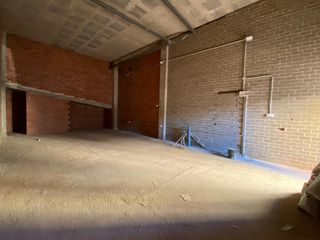 Alquiler Local Comercial  Calle de sueca. Local estratégico de 90m2 con gran visibilidad junto a consum  e