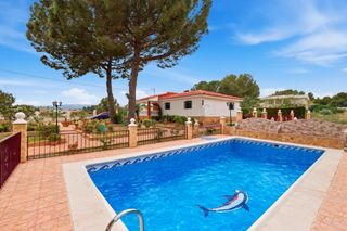 Chalet  Plaza poligono 2. Se vende precioso chalet con amplio terreno