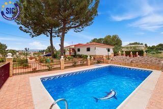 Chalet  Plaza poligono 2. Se vende precioso chalet con amplio terreno