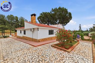 Chalet  Plaza poligono 2. Se vende precioso chalet con amplio terreno