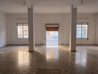 Locale commerciale  Calle de cándido hernández. Oportunidad única en carcaixent! gran local esquinero doble con