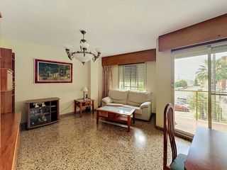Apartment  Ronda este. Luminoso piso de 3 hab. con balcón junto a la estación en catarr