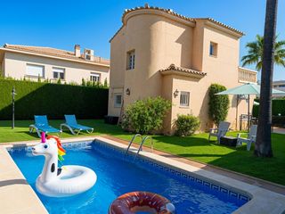 Chalet  Calle rembrandt. Espectacular chalet con piscina en exclusiva urbanización oliva