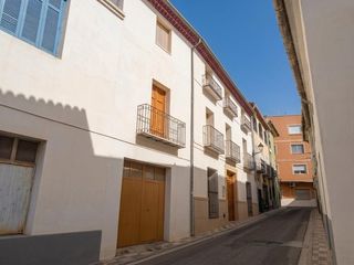 Semi detached house  Calle pau. Atención inversionistas! edificio con enorme potencial en quatre