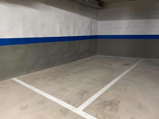 Parking coche en Carrer tres d´abril, 48. Parking para coche