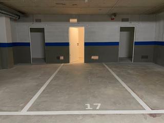 Car parking in Carrer tres d'abril 48