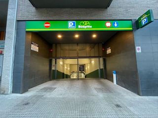 Aparcament cotxe a Carrer tres d'abril 26