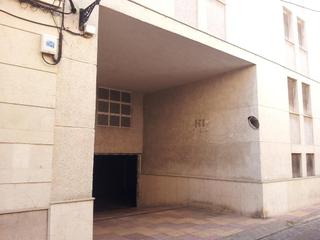 Aparcament cotxe a Pueblo de Cullera. Cabina de garaje