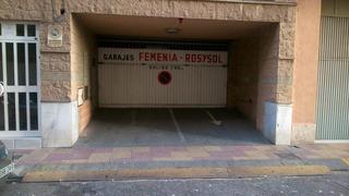 Aparcament cotxe a Pueblo de Cullera. Cabina de garaje en el centro de cullera
