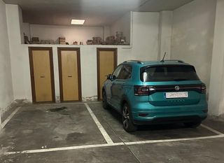 Autoparkplatz in Pueblo de Cullera. Plaza de garaje centro del pueblo