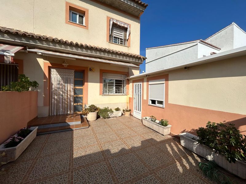 Foto 0c1f251f-bd62-4c93-9cf5-746f0b630ac8. Casa adossada amb aparcament a El Marenyet Cullera