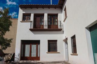 Casa  Plaza cardenal urbano navarrete 11. Encantadora casa en camarena de la sierra  tu refugio natural