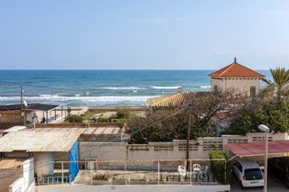 Dachwohnung in Calle 2 de maig 1. Ático dúplex en primera línea de playa en piles con gran terraza