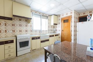 Etagenwohnung  Calle pascual reinalt 16. Primer piso con entrada independiente, 4 dormitorios y gran ampl