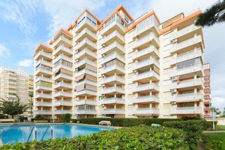 Apartamento  Calle menorca. Apartamento reformado con terraza, piscina y parking a 150 metro