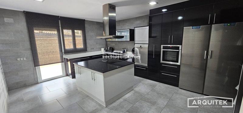 Foto afac94fe-424a-4e92-8633-27a9fc41615d. Chalet , casa privada seminueva. en Albesa
