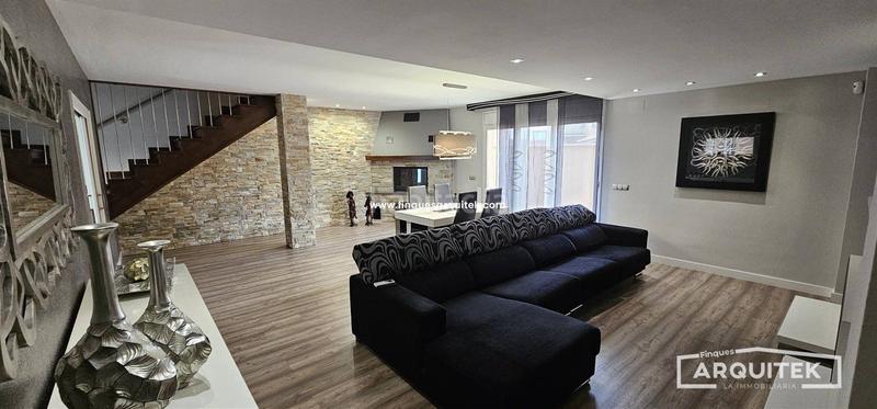Foto b8a4bca4-bfc2-4252-9cb4-89a89a56717f. Chalet , casa privada seminueva. en Albesa
