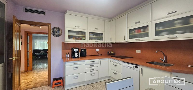 Foto f6a2ce6b-95ef-4f11-a159-b5eadc86ea97. Casa adossada a Joc de la Bola - Camps d'Esports Lleida