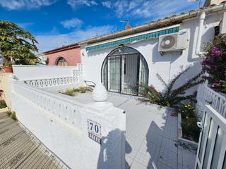 Maison  Calle lejona. Bungalow bajo torretas,torrevieja
