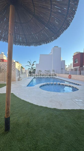 Foto 183975a9-c8f9-4050-ba40-35d1ec5ad666. Casa amb piscina a Parque Acuático - Sector 25 Torrevieja