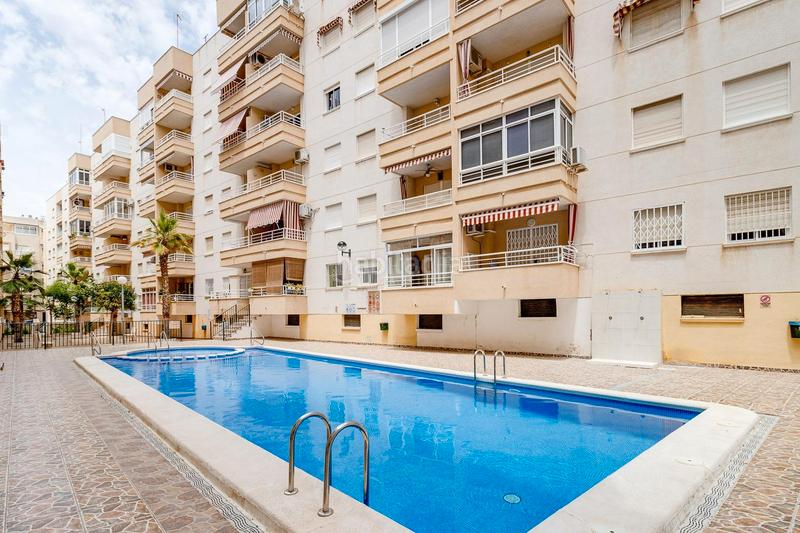 Foto b609e978-bdde-4767-9e77-5e5750b0a655. Piso en avenida diego ramírez pastor 172 en Antonio Machado Torrevieja