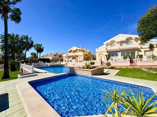 Casa adossada a Avenida Antonio Quesada 16