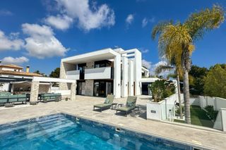 Chalet in Avenida de las brisas 35