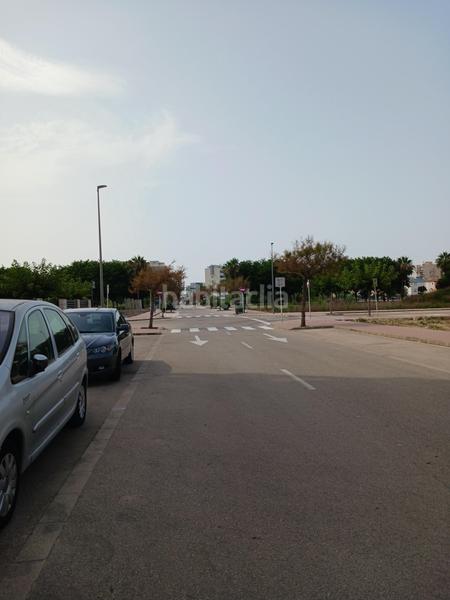 Foto 9f7dd4b0-9549-4dec-84c3-b03e13e9871a. Parking voiture dans avenida de la mediterránea 46 dans Piles