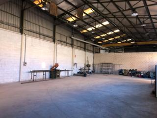 Nau industrial  Carrer del pou. Nave industrial y urbana 620m²