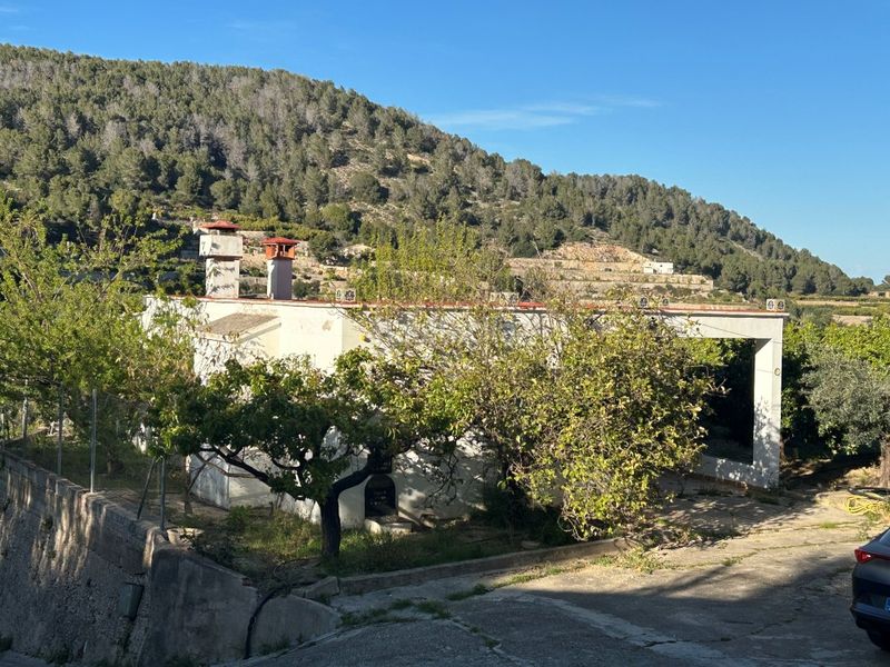 Foto c6fc0e7c-2b42-41e6-ba67-927aa9bde215. Masia a Oliva pueblo Oliva