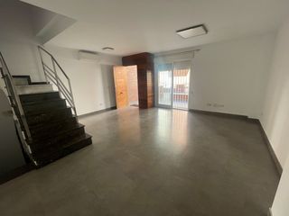 Casa adossada a Plaça d'Espanya