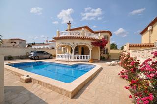 Chalet in Passeig Marítim. Bonita y coqueta casa en miami playa!