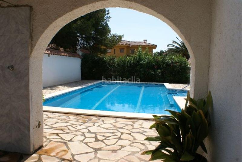 Foto 41346a56-bd04-4723-bf99-858d416c13c5. Xalet amb xemeneia aparcament piscina a Centre Miami Platja