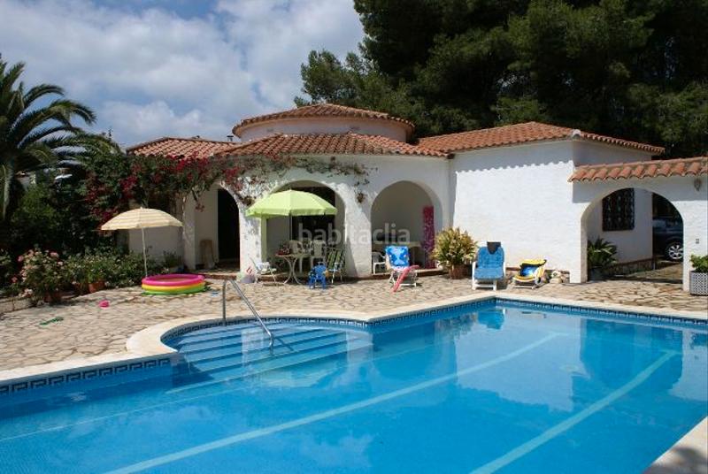 Foto a78693e7-a15c-4d93-8b79-1c69bfd7c50d. Xalet amb xemeneia aparcament piscina a Centre Miami Platja