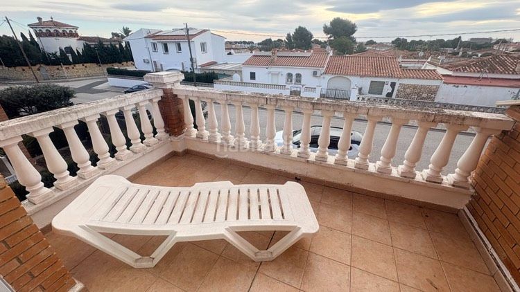 Foto a7cfa1df-2f4d-4137-87a4-cf72889a1799. Casa pareada en avinguda de castelló 50 casa pareada en el centro de miami playa en Miami Platja
