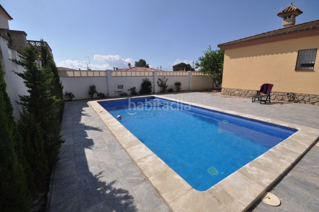 Foto 4f1e625c-9c6f-4b2a-9cec-da2961c1e0c6. Xalet amb xemeneia calefacció aparcament piscina a Miami Platja