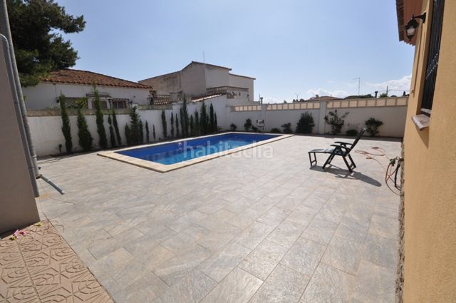 Foto 53a8883d-3950-4254-95ef-091fce33aca3. Xalet amb xemeneia calefacció aparcament piscina a Miami Platja