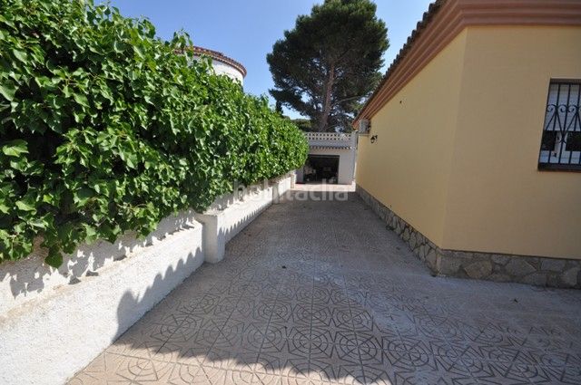 Foto 7404dc1f-db8e-4e2b-b1f1-e205b16a1269. Xalet amb xemeneia calefacció aparcament piscina a Miami Platja