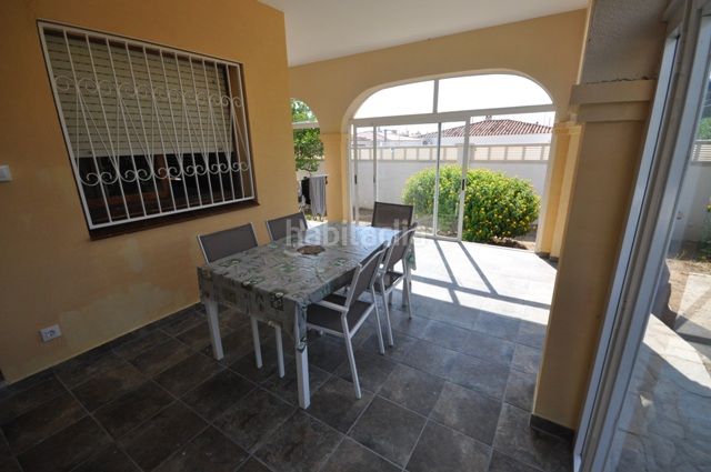 Foto 8173ad18-85db-43b5-98be-80f36db6c1b8. Xalet amb xemeneia calefacció aparcament piscina a Miami Platja