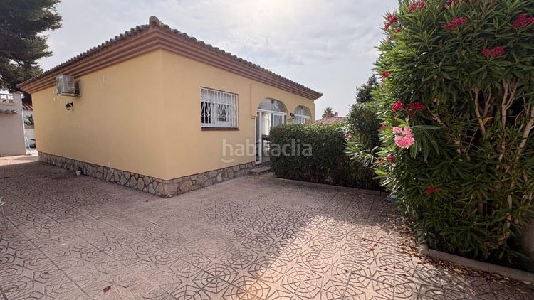 Foto dfe32f5c-e226-4a46-a3b2-00ef881e264c. Xalet amb xemeneia calefacció aparcament piscina a Miami Platja